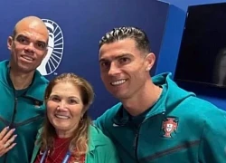 Nụ cười cuối cùng đã trở lại với Ronaldo trong ngày phải cay đắng rời Euro: Khi gia đình là điểm tựa vững chắc nhất