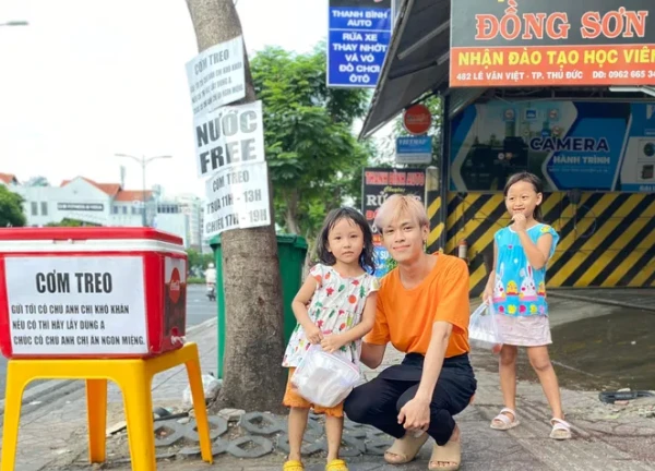 Quán cơm treo 'no bụng ấm lòng', lan tỏa yêu thương giữa TP.HCM vội vã