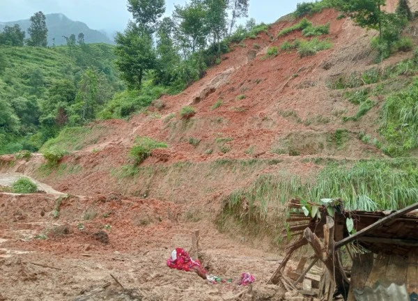 Mưa lũ gây sạt lở nghiêm trọng ở Hà Giang, 1 cháu bé tử vong