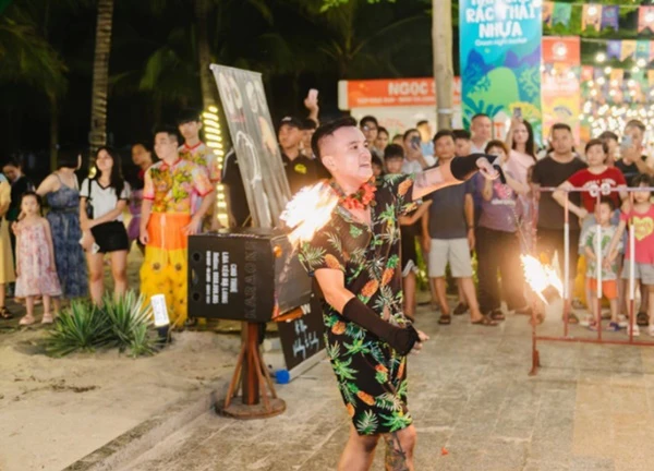 Tuyến phố chợ đêm dài gần 1km bên bờ Vịnh Hạ Long đón hàng vạn du khách về vui chơi giải trí