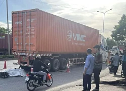 Hai cháu nhỏ đi xe máy điện bị cuốn vào gầm xe container