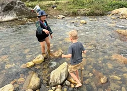 Khách Tây cho con trekking xuyên rừng, ngủ nhà sàn ở Sa Pa