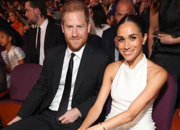 Có phải Meghan diện lại váy cưới trong đêm Harry nhận giải thưởng danh giá?