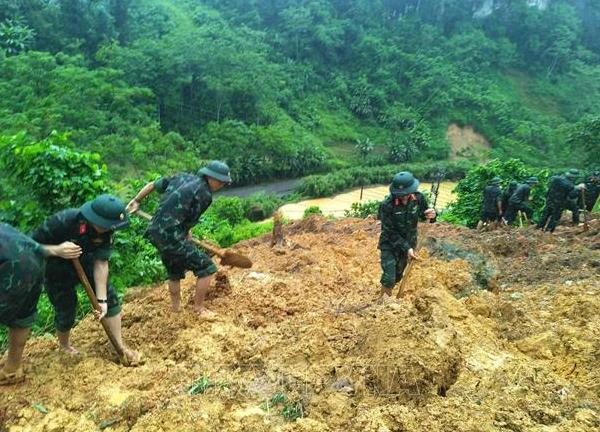 Hà Giang: Sạt lở đất vùi lấp ô tô khách làm 8 người chết, 4 người bị thương