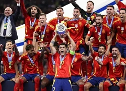 Khoảnh khắc Tây Ban Nha nâng cao chiếc Cúp vô địch Euro 2024