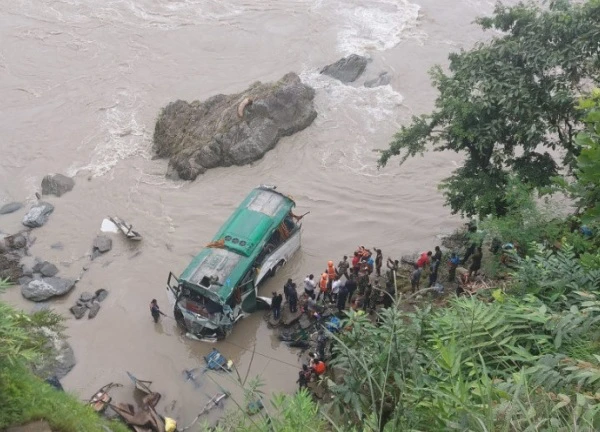 Tìm thấy thi thể đầu tiên trong vụ lở đất nghiêm trọng tại Nepal