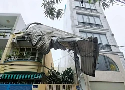 TP Hồ Chí Minh: Mưa lớn kèm gió giật, nhánh cây xanh gãy đè trúng ô tô 7 chỗ