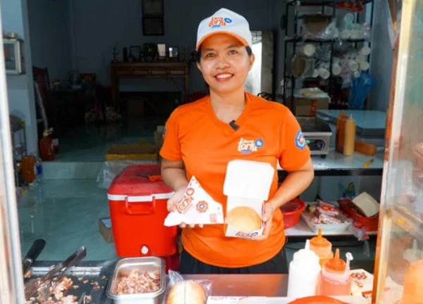 Trưởng phòng nghỉ việc về bán bánh mì, thu nhập thế nào mà cười cả ngày?