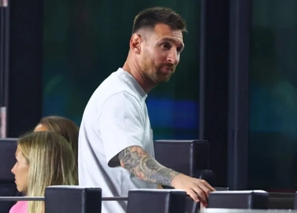 Xót xa: Messi đi không vững sau Copa America 2024, vẫn nén đau cùng vợ con đến sân cổ vũ cho đội nhà