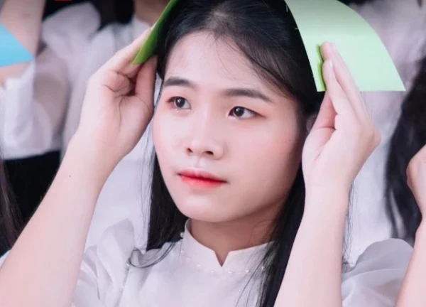Cô gái thủ khoa nhờ cô giáo xem điểm vì nhà nghèo không có điện thoại