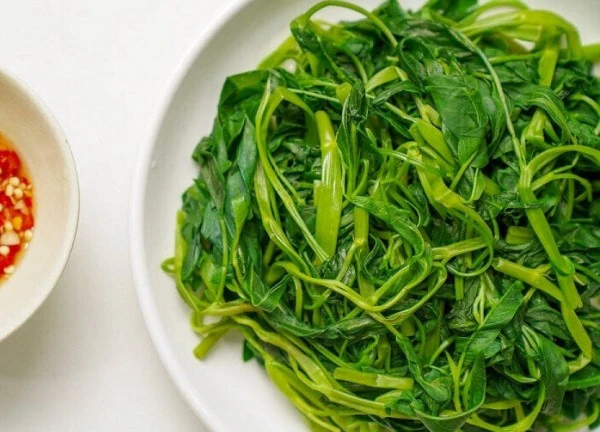 Cách luộc rau muống xanh giòn đơn giản