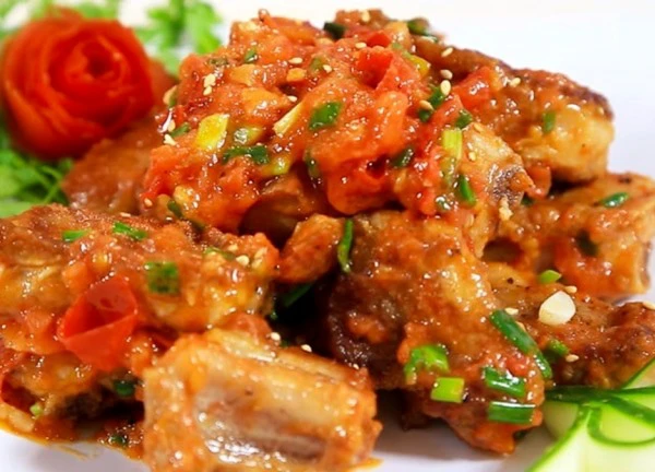 Cuối tuần vào bếp nấu sườn xào chua ngọt đậm đà đưa cơm, chồng con mê tít