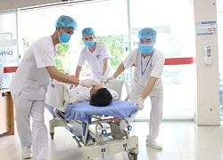 Đang làm việc trong vườn, người đàn ông trẻ phải đi cấp cứu