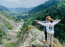 Gia đình 4 người du lịch vòng quanh Châu Á bằng xe buýt
