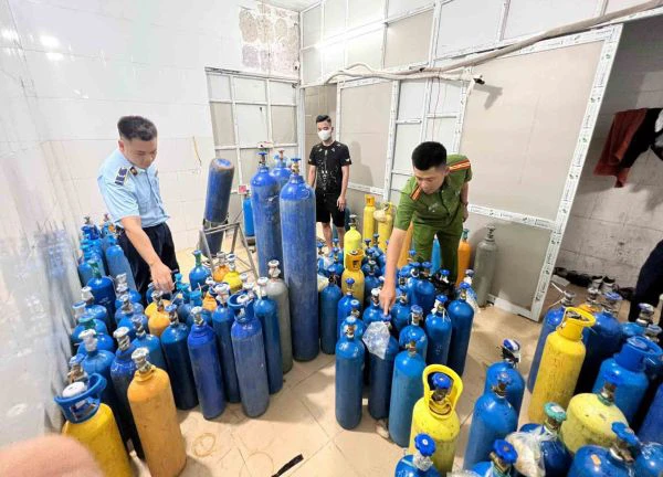 Hà Nội: Phát hiện hơn 50 bình khí N2O không rõ nguồn gốc, xuất xứ