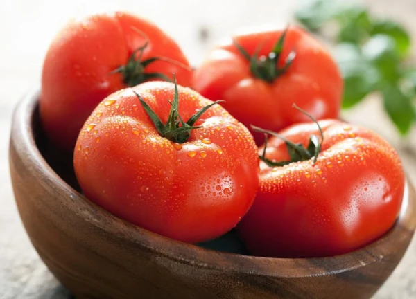 Lợi ích của việc đắp cà chua lên mặt