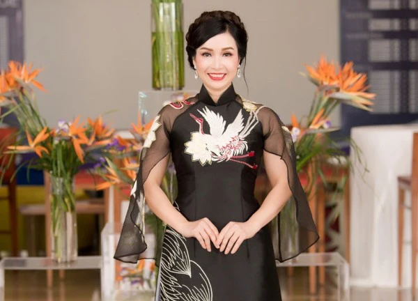Hoa hậu Việt Nam đầu tiên tuổi 53 hạnh phúc bên chồng tiến sĩ và các con