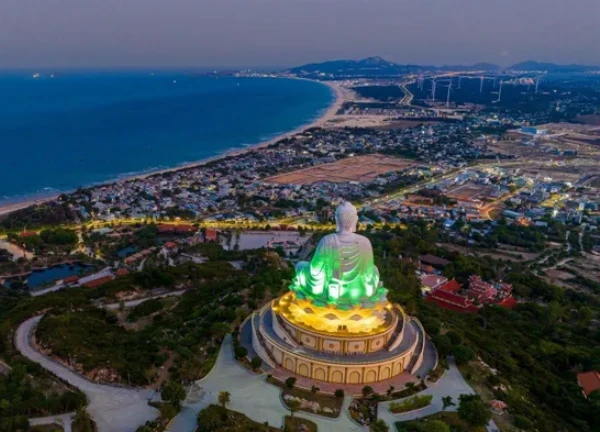 Khám phá thiên đường biển dưới chân tượng phật ngồi khổng lồ tại Bình Định