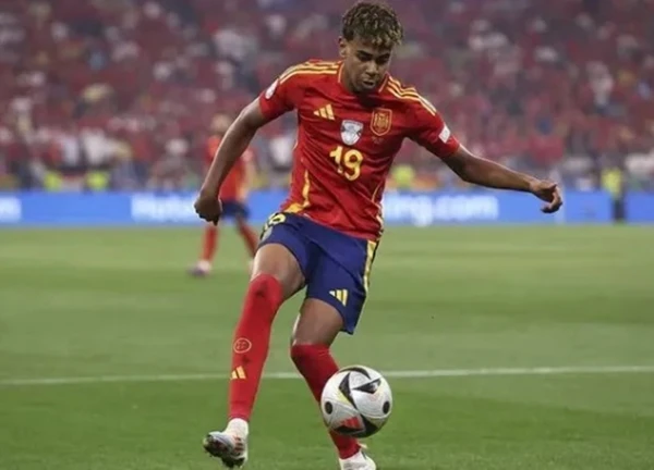 'Thần đồng' Yamal đòi Barca tăng lương