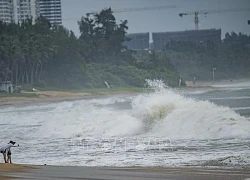 Bão Prapiroon gây mưa to và gió giật mạnh trên đảo Hải Nam, Trung Quốc