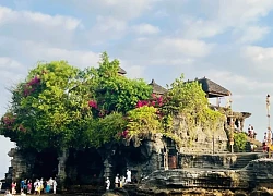 Cảnh sắc hoàng hôn tại ngôi đền giữa biển ở Bali