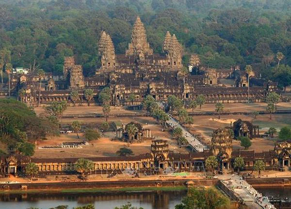 Đổ cây cổ thụ ở Công viên Khảo cổ Angkor gây thương vong