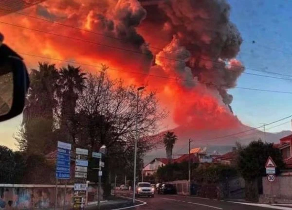 Italy đóng cửa sân bay Catania do núi lửa phun trào