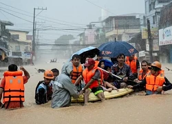 Thủ đô Philippines tê liệt vì ngập sâu do mưa bão