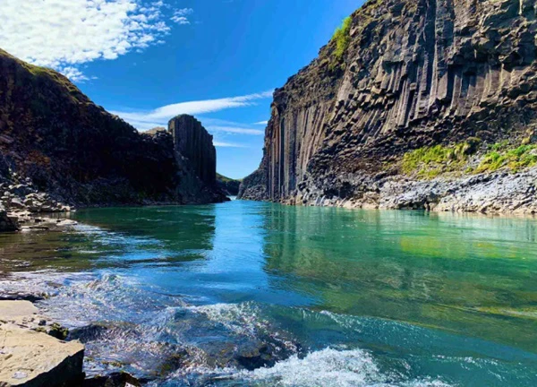 Trekking khám phá hẻm núi đẹp ảo diệu ở Iceland