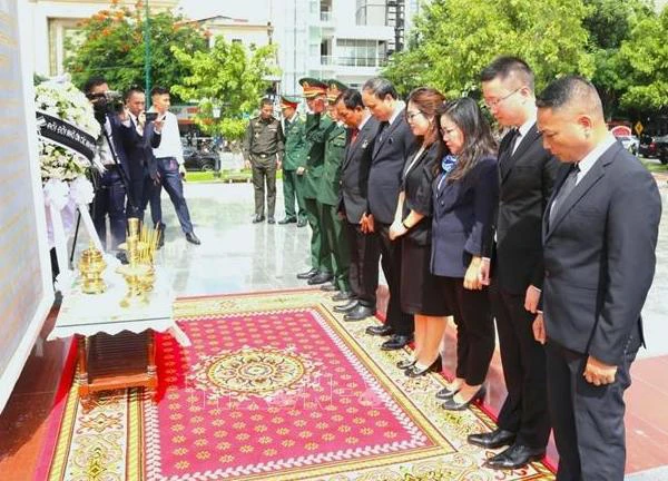 Dâng hương tri ân các anh hùng liệt sĩ tại Campuchia