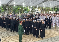 Phu nhân Ngô Thị Mận nghẹn ngào bên linh cữu Tổng Bí thư Nguyễn Phú Trọng