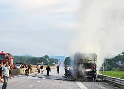 Xe khách cháy lớn trên cao tốc, hành khách nháo nhào thoát khỏi hỏa hoạn