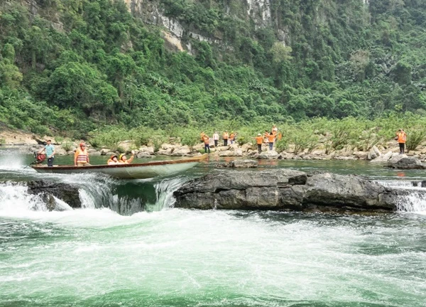 Đua thuyền cưỡi thác cùng 'cao thủ' trên dãy Trường Sơn