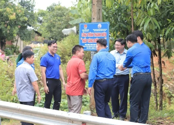 Khánh thành công trình thanh niên "Thắp sáng đường quê và đường cờ Tổ quốc tôi yêu"