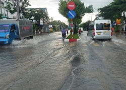 Nhiều tuyến đường nội ô thành phố Bạc Liêu ngập sâu sau cơn mưa lớn kéo dài