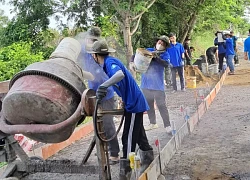 Xã vùng sâu phát triển kinh tế nhờ những tuyến đường của sinh viên