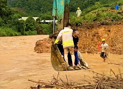 Giải cứu người đàn ông suốt đêm bám cỏ, gắng trụ vững giữa dòng nước xiết