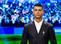 Ronaldo làm gì trong lễ bốc thăm Champions League?