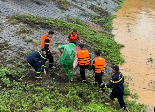 Đã tìm thấy thi thể 2 cháu bé ở Hòa Bình bị lũ cuốn trôi