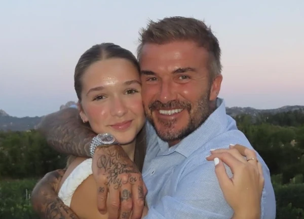 Hành động khác biệt của Beckham và Victoria khi cùng chụp ảnh với con gái 13 tuổi