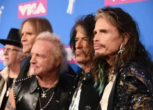 Aerosmith nghỉ lưu diễn vì chấn thương thanh quản của Steven Tyler