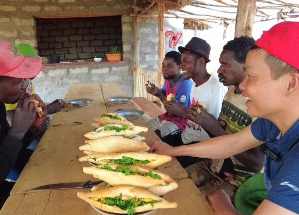 Anh em châu Phi xơi 1 lần 2 bánh mì VN ngon tét nách, trừ lần 3 lý do sốc