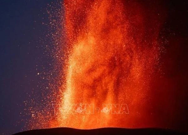 Italy: Sân bay ở Sicily giảm hoạt động vì núi lửa phun trào