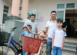 Quảng Ngãi: Người 'tái chế' xe đạp cũ tặng học sinh nghèo