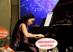 Tiến sĩ Cello Đinh Hoài Xuân chơi nhạc cảm hứng ở đêm ra mắt album nhạc về Huế