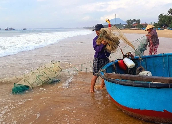 Về làng chài (Phú Yên) - đi chợ hải sản, đùa vui cùng sóng