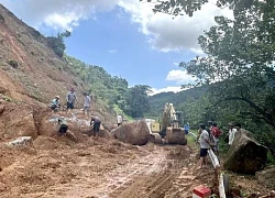 Bình Thuận: Sạt lở đèo Tà Pứa gây ách tắc giao thông