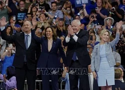 Bộ đôi Kamala Harris - Tim Walz vận động tranh cử ở Michigan và Wisconsin