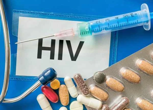 Gặp tác dụng phụ của thuốc điều trị HIV có nên bỏ thuốc?