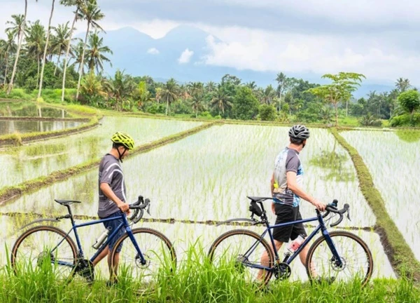 Khách Việt trải nghiệm đạp xe 'xuyên' đảo Bali